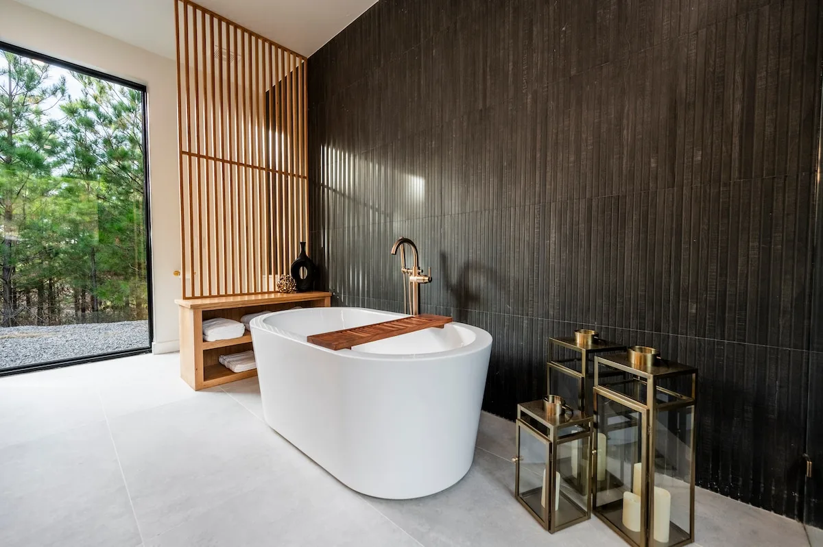 Eleanor’s full bathroom at Imperial Jade