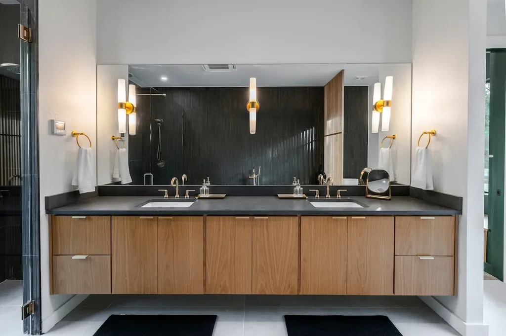 The Eleanor full bathroom at Imperial Jade in Broken Bow