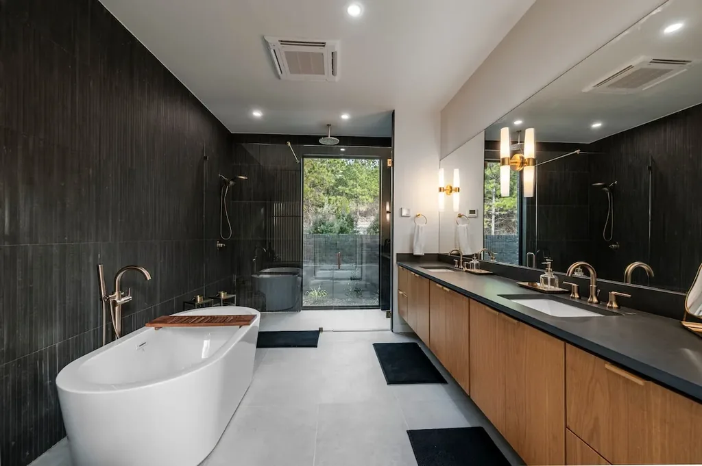 The Eleanor full bathroom at Imperial Jade in Broken Bow