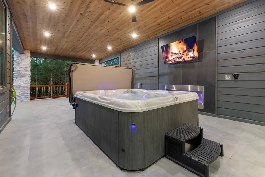 LivNLove / Grandiose — Hot tub image 1
