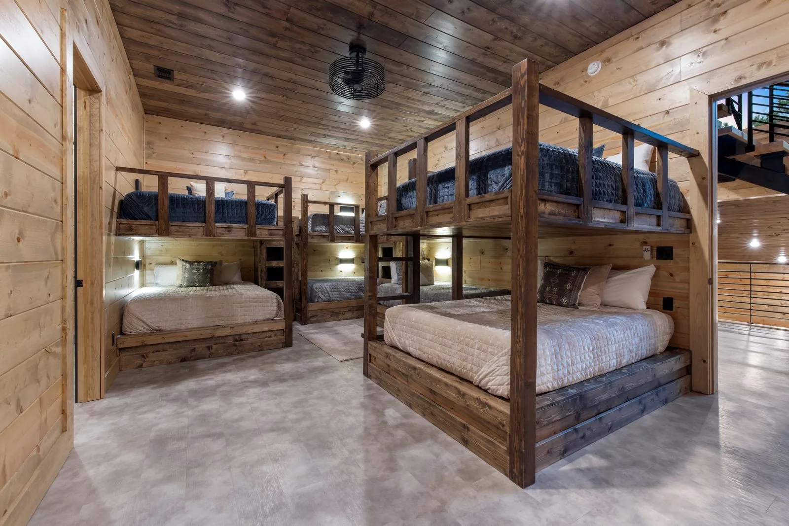 Bunk room at LivNLove with queen and double beds