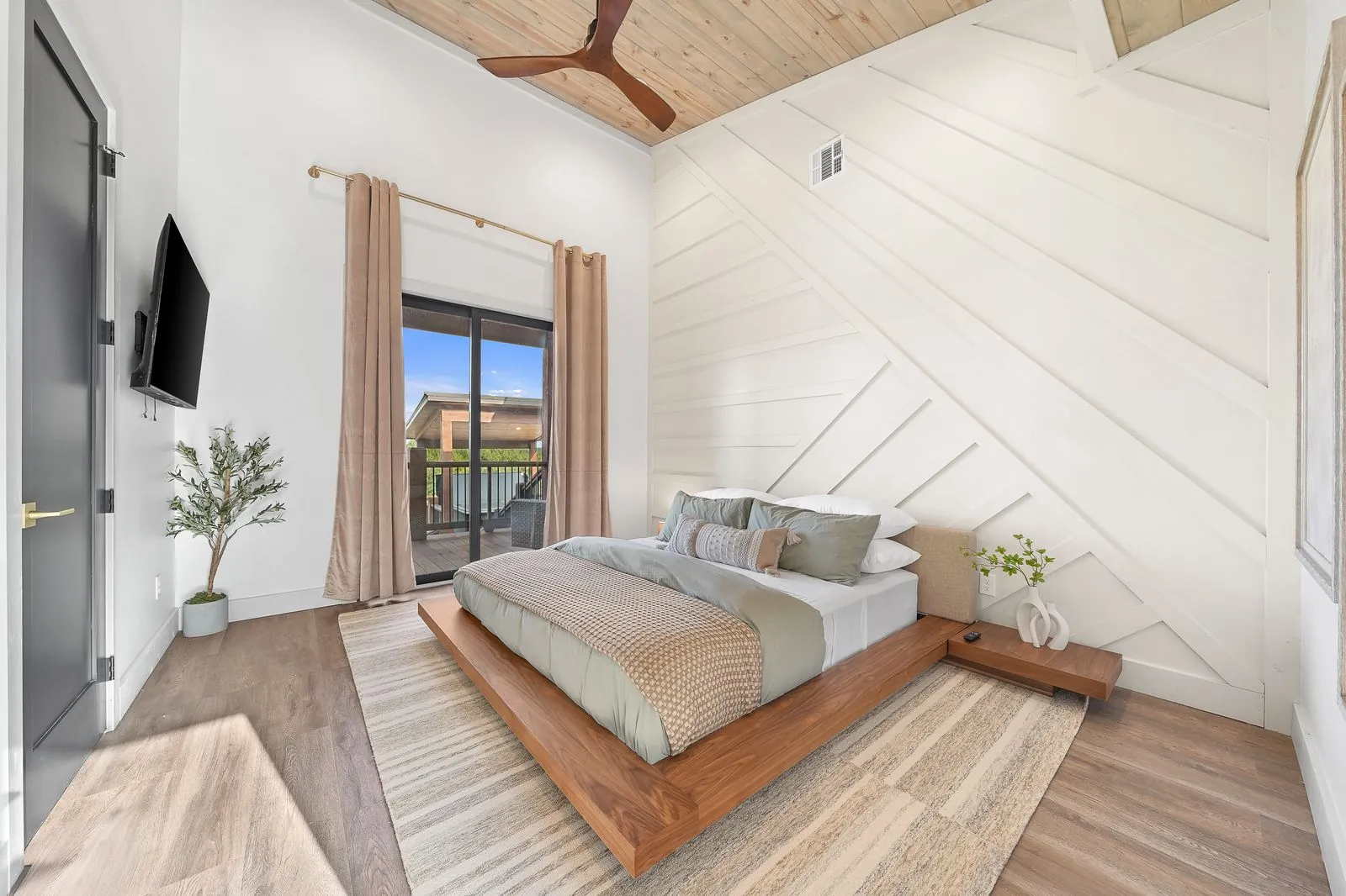 King suite 3 at The Malibu with a king bed