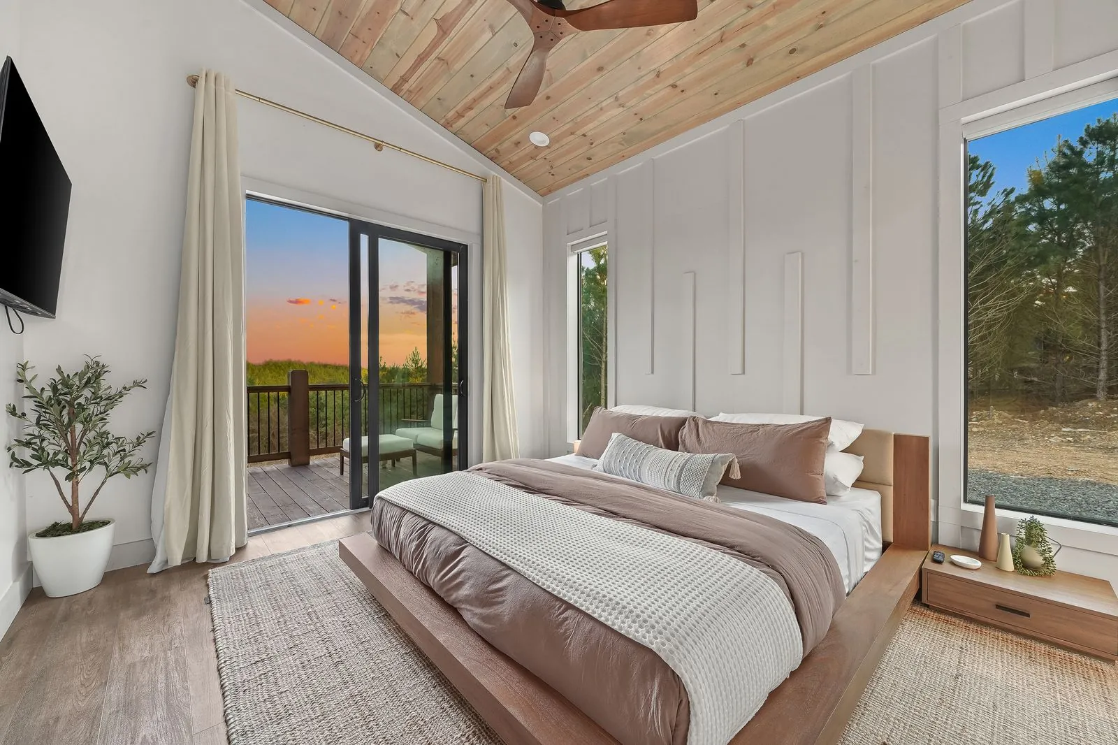 King suite 2 at The Malibu with a king bed