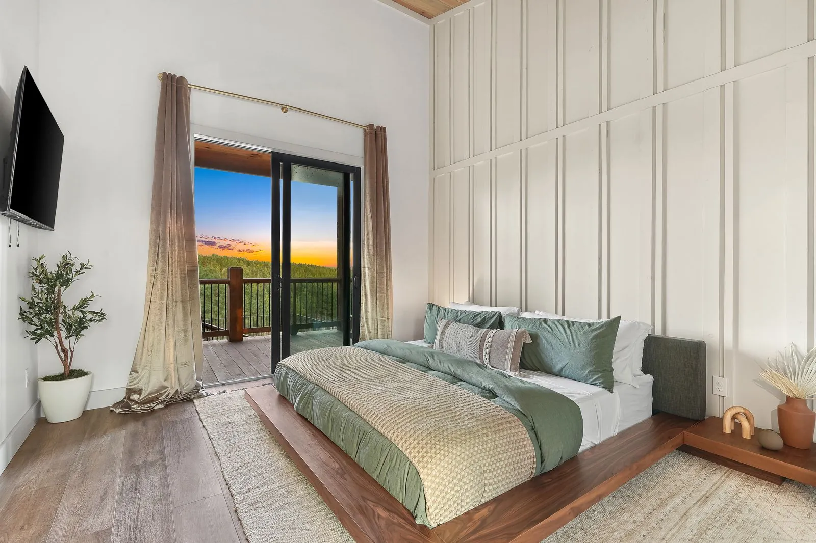 King suite 4 at The Malibu with a king bed
