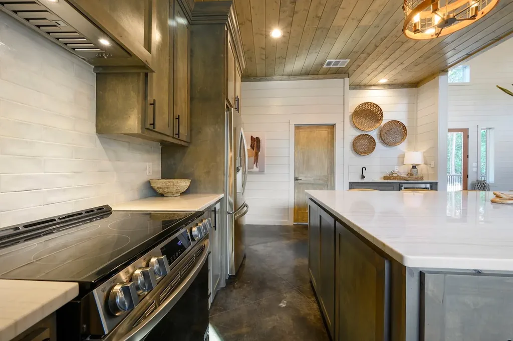 Miko Chukka — Full kitchen image 6