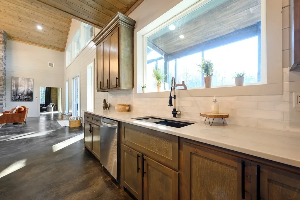 Miko Chukka — Full kitchen image 8
