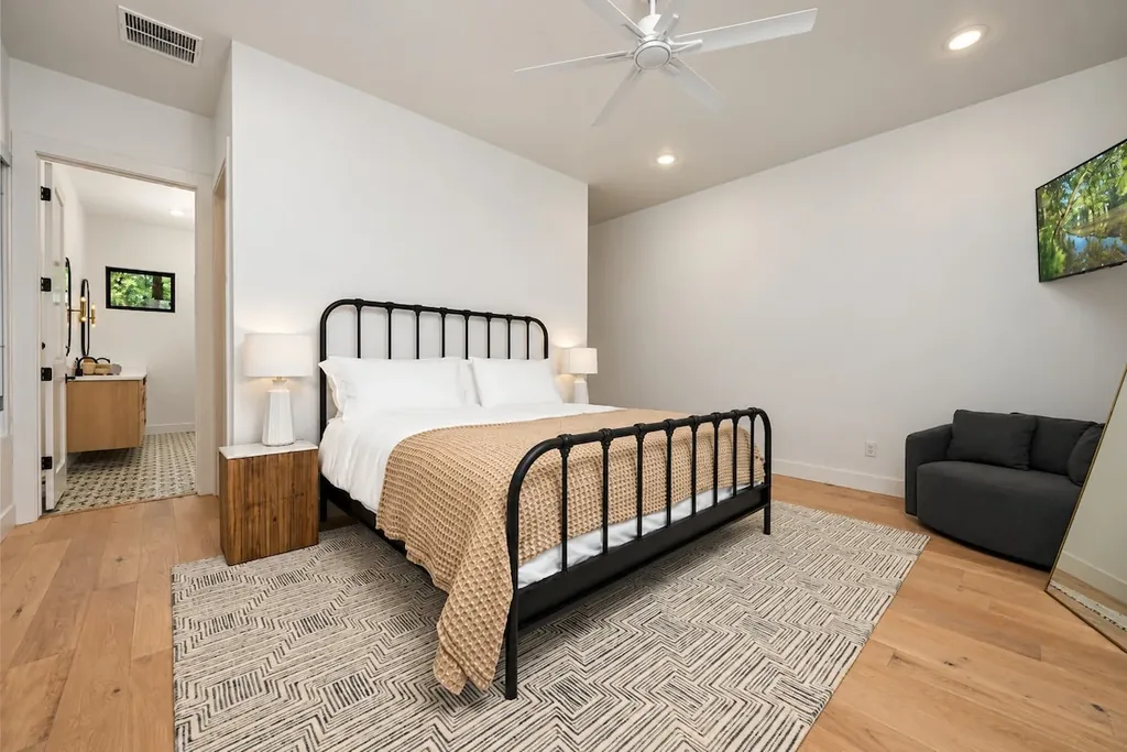 Sanctuary at the Summit — Bedroom 4 image 2