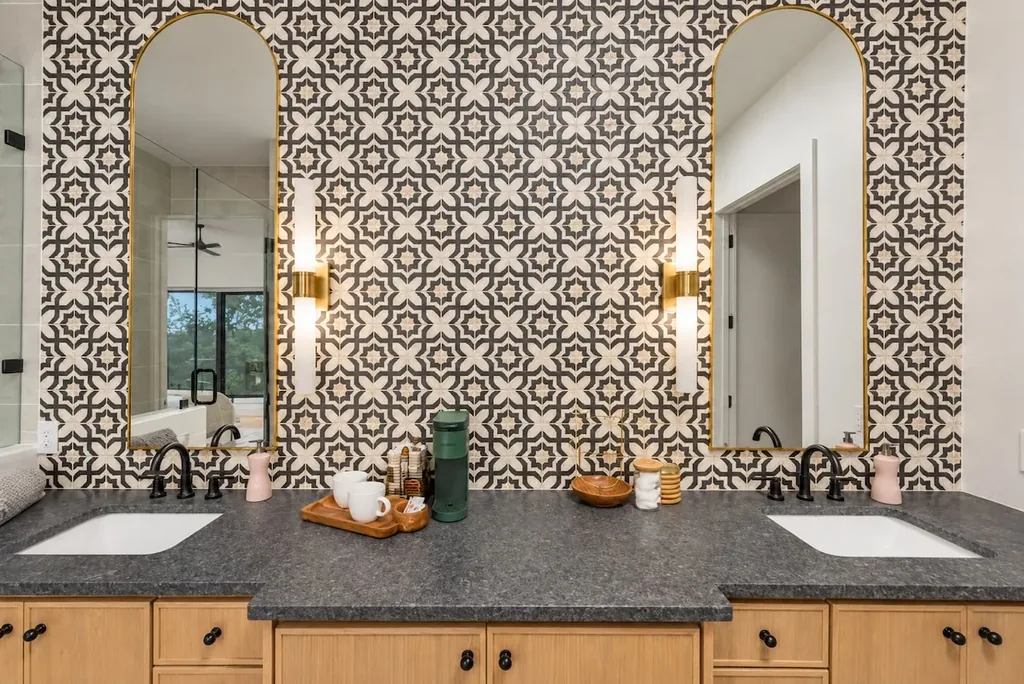 Sanctuary at the Summit — Full bathroom 1 image 1