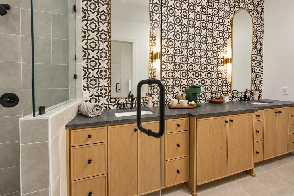 Sanctuary at the Summit — Full bathroom 1 image 2