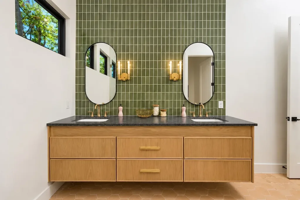 Sanctuary at the Summit — Full bathroom 2 image 1