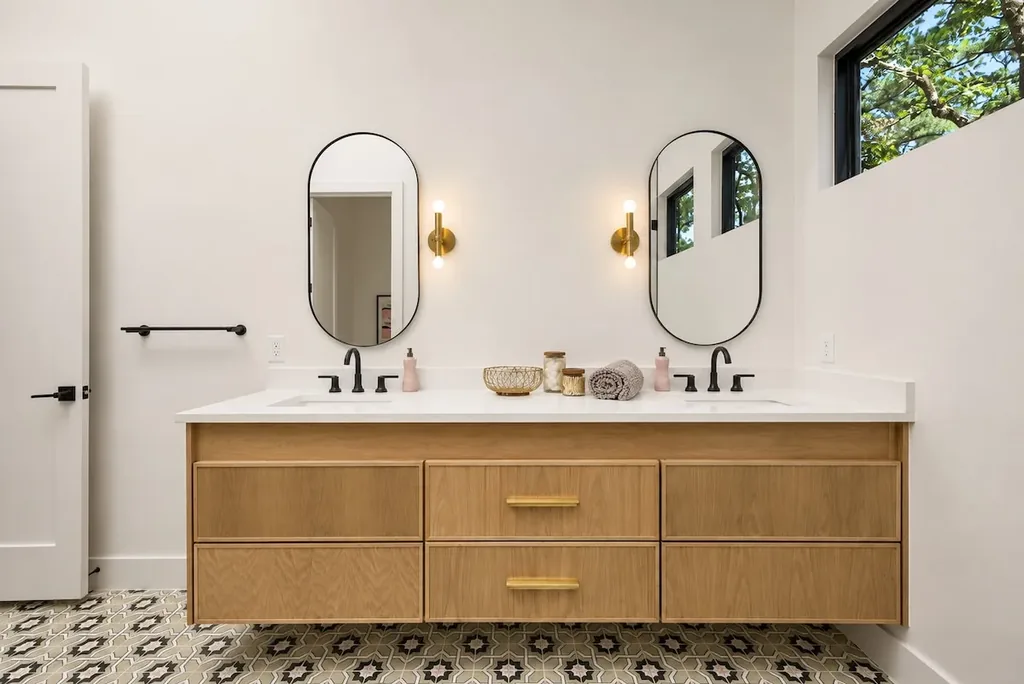 Sanctuary at the Summit — Full bathroom 4 image 1
